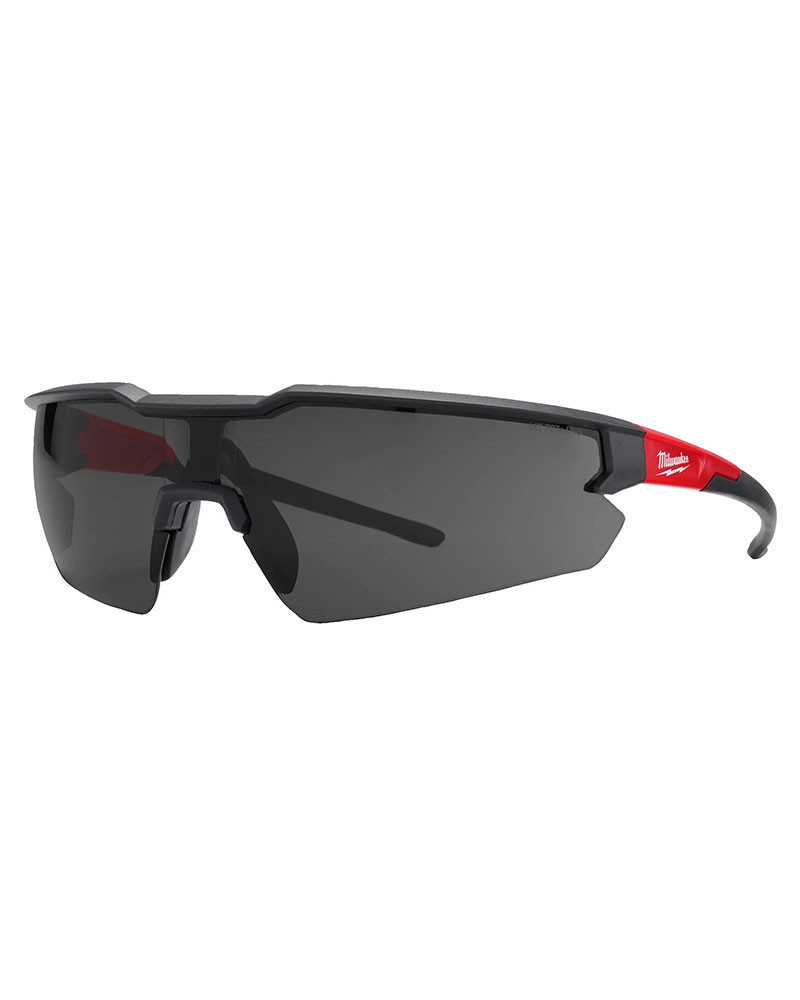 Lunettes de sécurité fumées avec traitement anti-buée et anti-rayure. Vision claire même en conditions difficiles.
