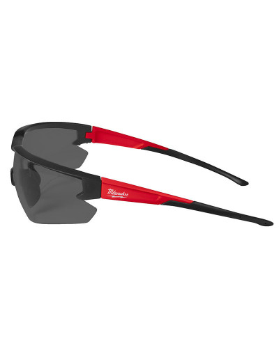 Lunettes de sécurité fumées avec traitement anti-buée et anti-rayure. Vision claire même en conditions difficiles.