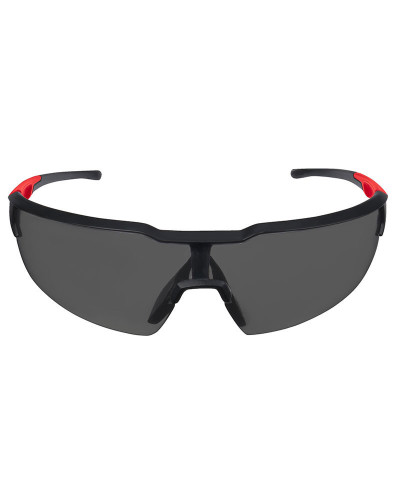 Lunettes de sécurité fumées avec traitement anti-buée et anti-rayure. Vision claire même en conditions difficiles.